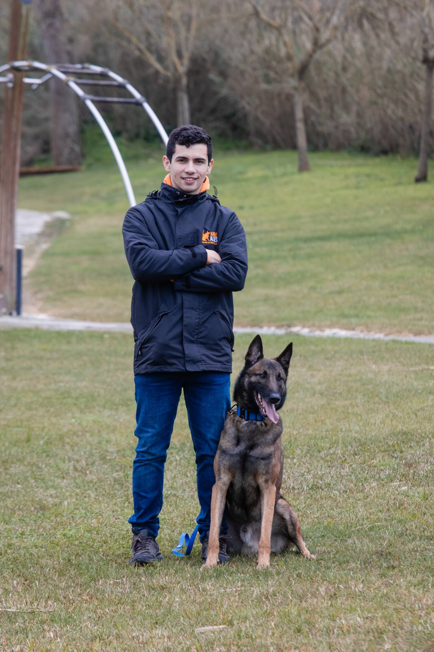 André Alves numa sessão de treino ao ar livre com um pastor belga malinois